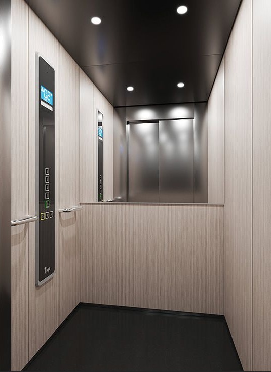 Cabina elegante madera clara con techo negro, espejo y botonera moderna — Ascensores Skylift