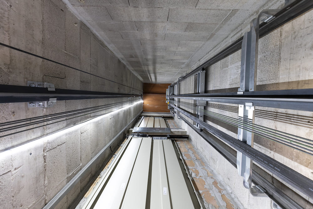 Hueco de ascensor en instalación en Barberà del Vallès