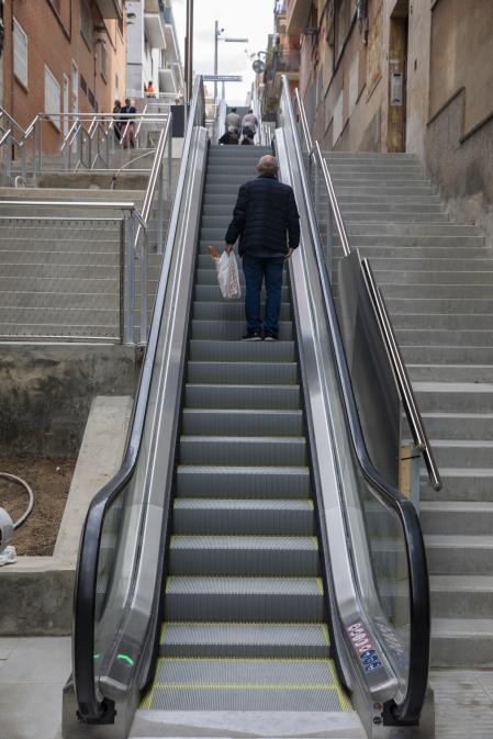 Escalera mecánica en centro comercial instalada por Ascensores Skylift