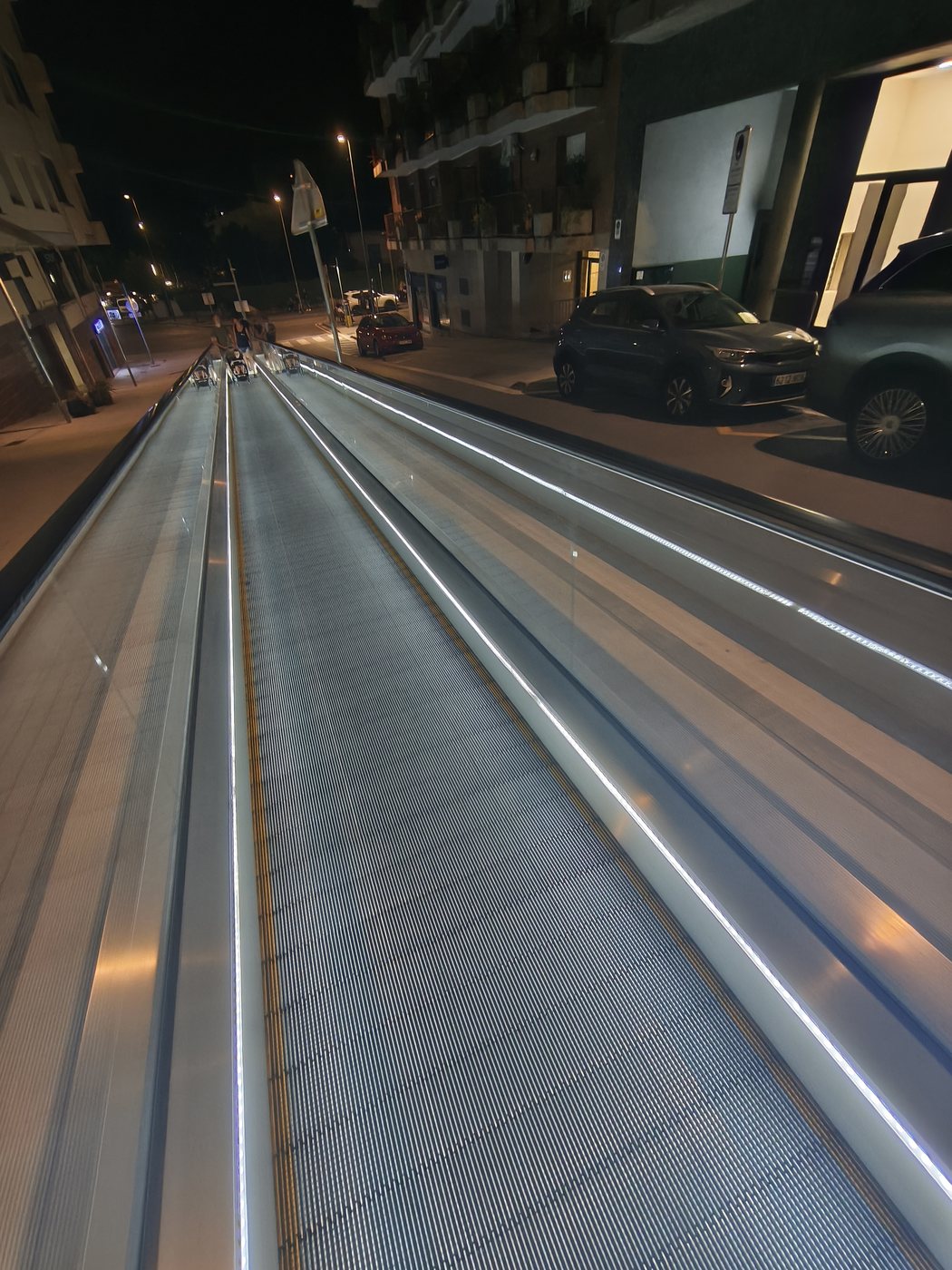 Proyecto real de andén móvil y escaleras mecánicas instalado por Ascensores Skylift en Cataluña