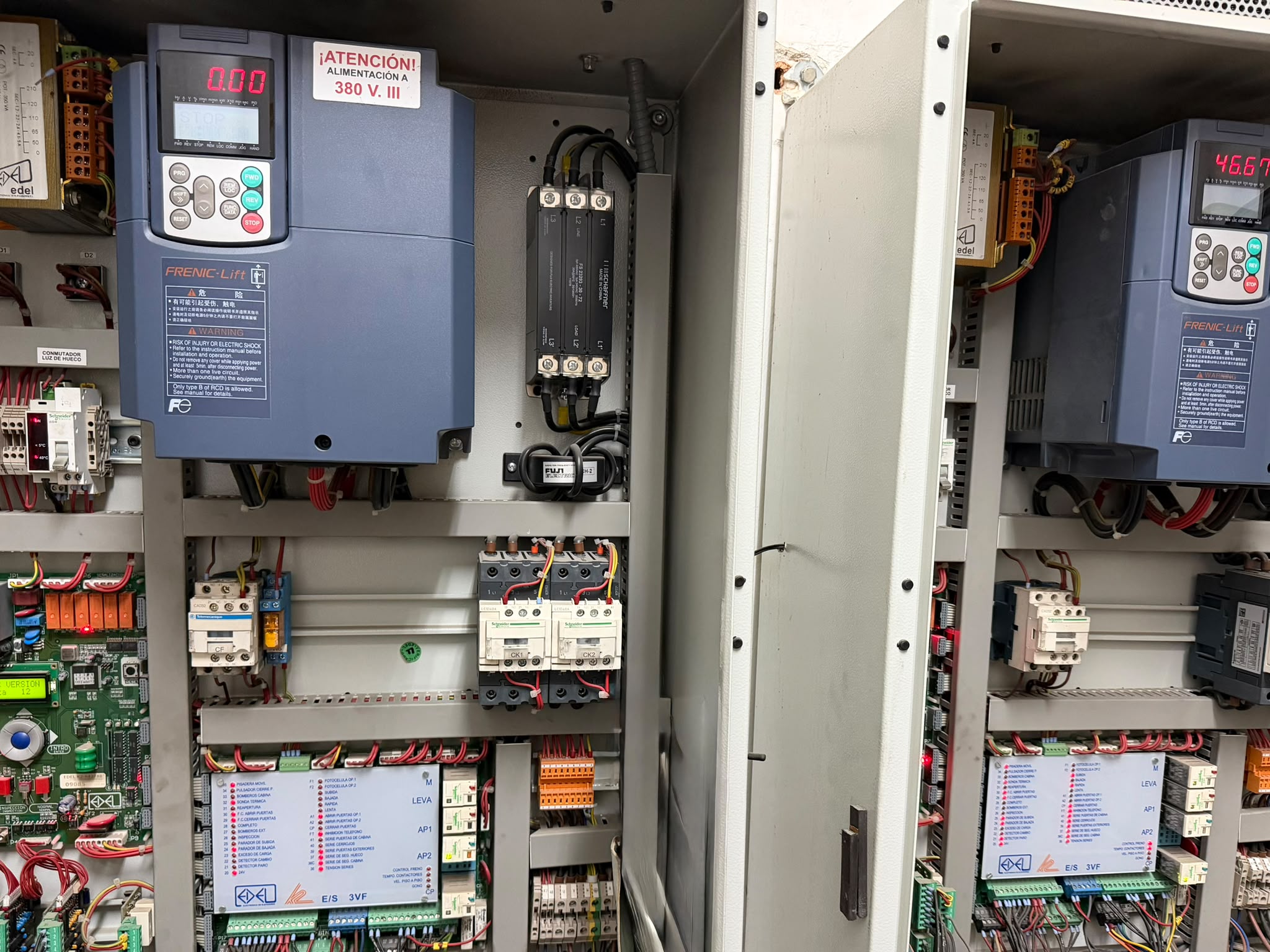 Cuadro eléctrico y maniobra de ascensor — Ascensores Skylift
