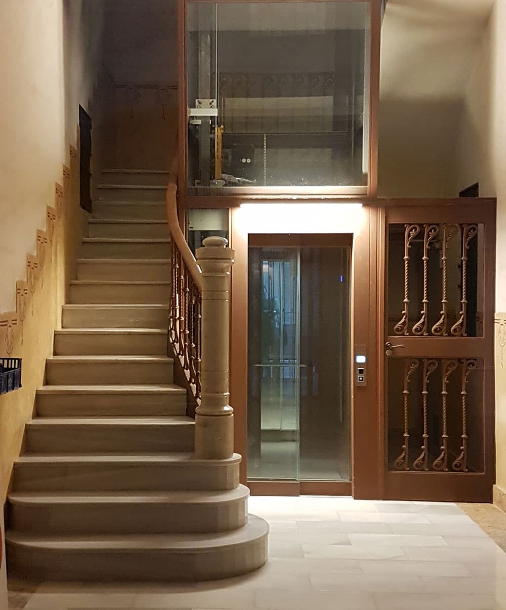 Sustitución de ascensor antiguo con nueva cabina — Ascensores Skylift