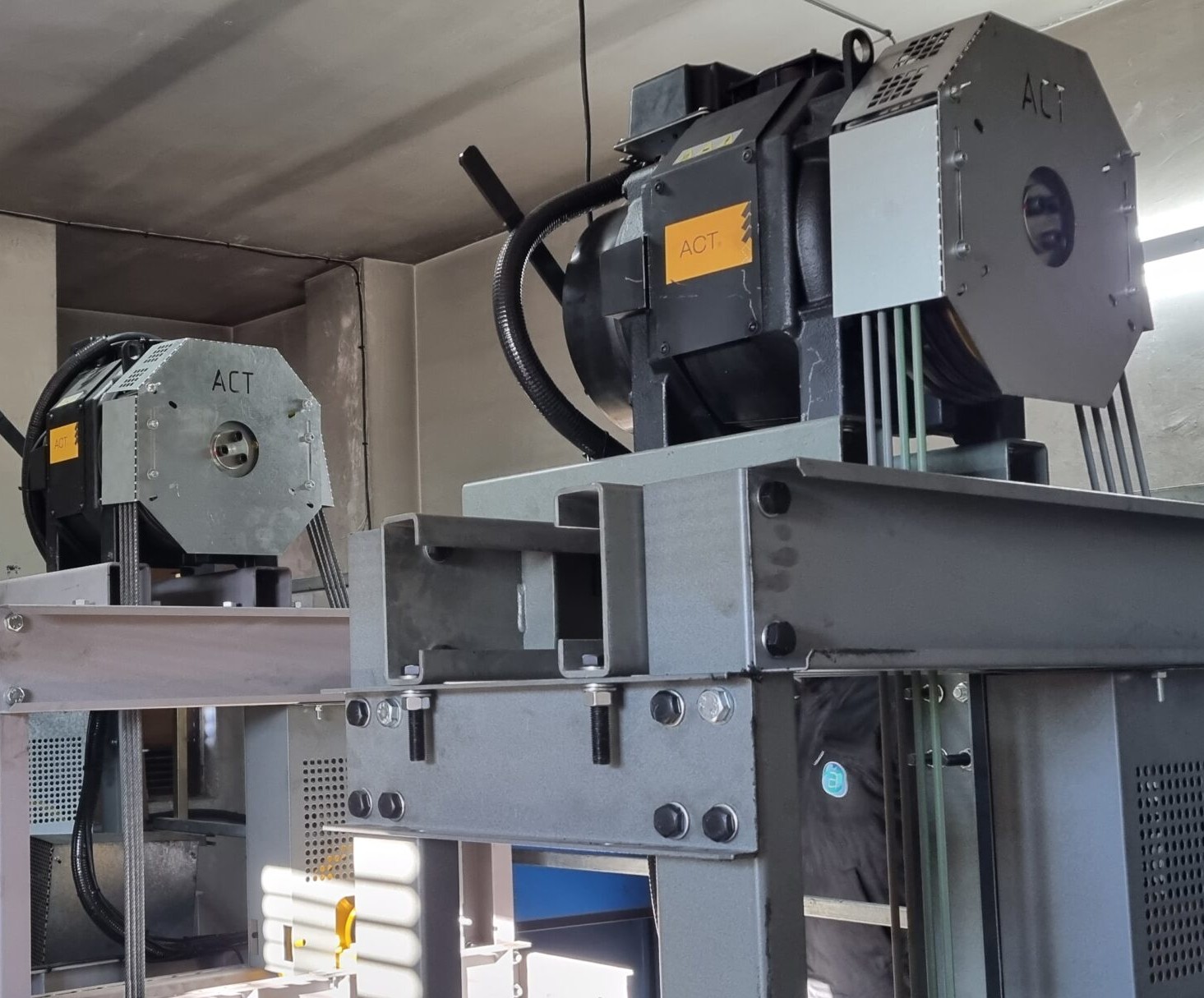 Maquinaria y motor de ascensor — Ascensores Skylift