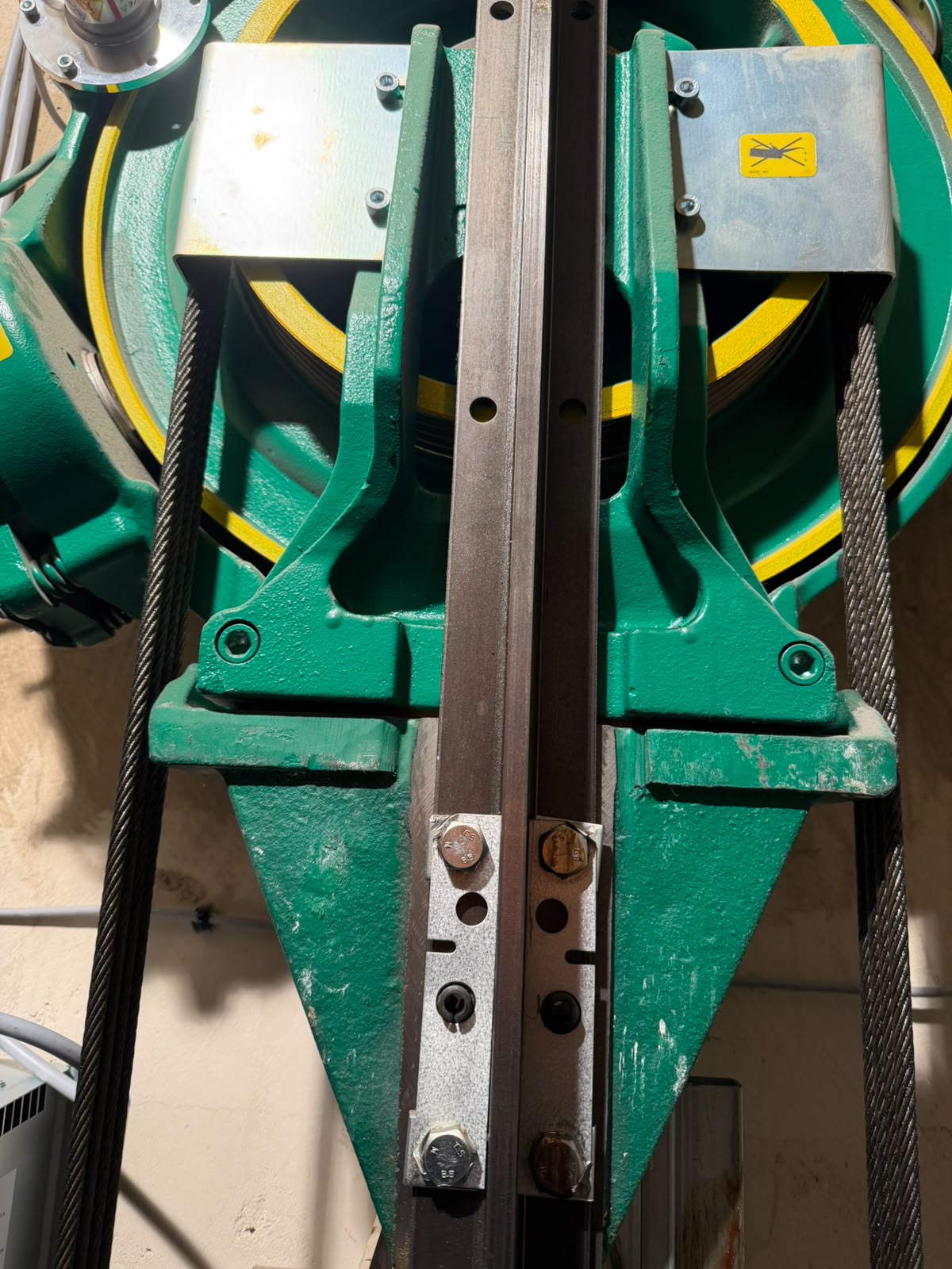 Máquina de tracción de ascensor instalada por Ascensores Skylift