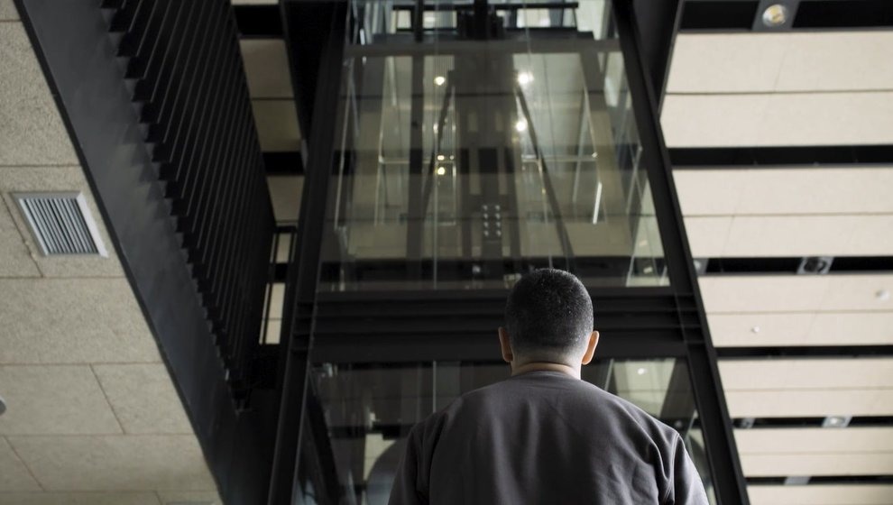 Persona observando un ascensor panorámico